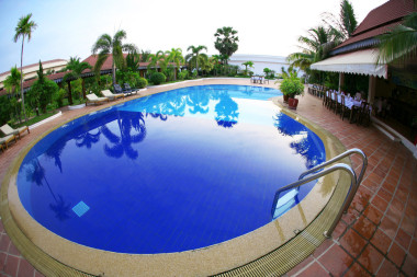 在度假村的游泳池圖片