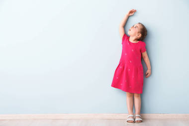 小女孩测量高度近墙图片