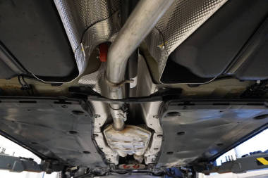 銳利的技術(shù)照片?，F(xiàn)代汽車的設(shè)計(jì)和元素。排氣系統(tǒng)的詳細(xì)信息。排氣管。中間管道。消聲器。舍身底部