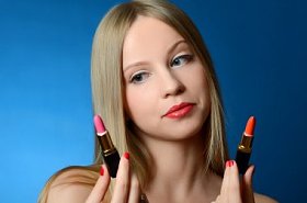 口红在手里的漂亮女孩