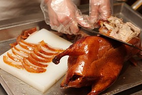中国厨师准备北京烤鸭