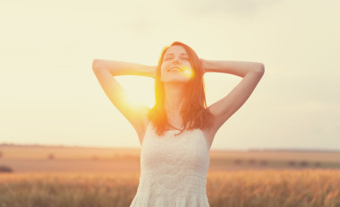 紅發(fā)女孩在日出光