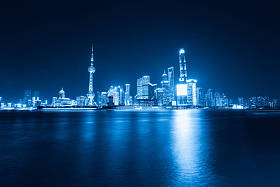 蓝色色调的上海天际线图片