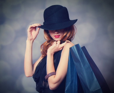 樣式的紅發(fā)女孩與購(gòu)物袋.圖片