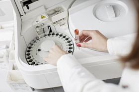 在现代医学实验室离心机图片