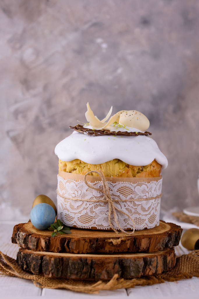 复活节蛋糕,桌上有美丽的装饰 复活节蛋糕,桌上有美丽的装饰