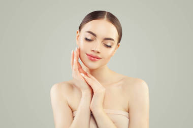 美麗的女模特女孩肖像。年輕完美的女人 