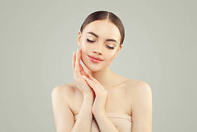 美丽的女模特女孩肖像。年轻完美的女人 