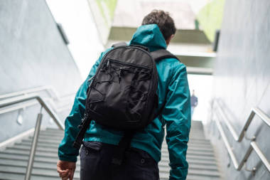 一位游客正在利用地铁探索新城