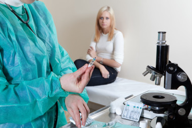 醫(yī)生抱著一種疫苗