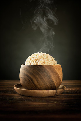 熟食有机香米糙米与蒸汽图片
