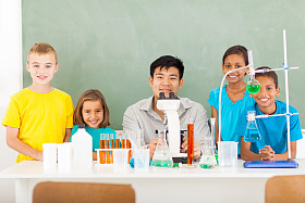 小学的学生和教师在科学课中照片
