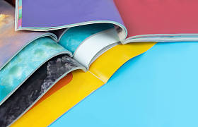 堆叠杂志在蓝色背景