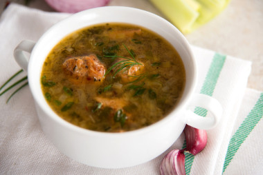 新鲜红蒜培根、 香肠、 韭菜、 土豆、 蘑菇和洋葱酱汤