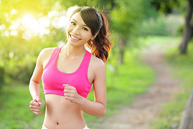 在公园里跑步的女人照片