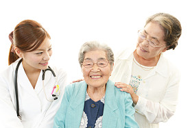 微笑亚洲医学博士和高级妇女图片