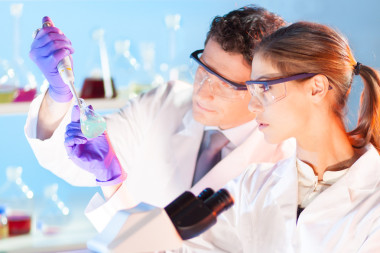 研究員觀測(cè) indikator 顏色偏移