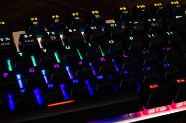 多色专业游戏机械 rgb 键盘在桌子上