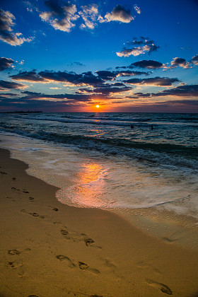 迪拜海和海滩，在海滩上美丽的夕阳