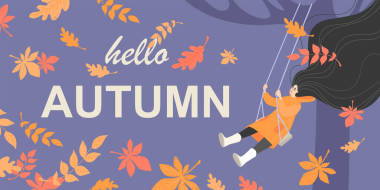 漂亮的年輕女子在秋日的秋千上搖擺