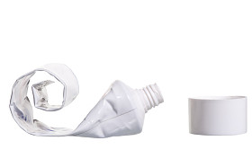 在白色背景上打开盖子化妆品空管