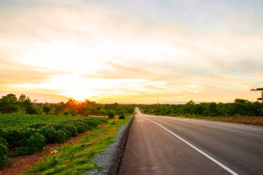 日落時谷路上的度假和旅行概念