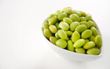 鮮煮毛豆大豆豆白碗里照片