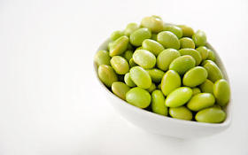 鲜煮毛豆大豆豆白碗里照片