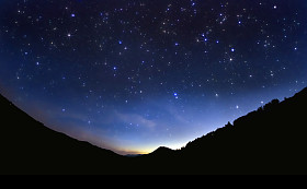 繁星点点的天空照片