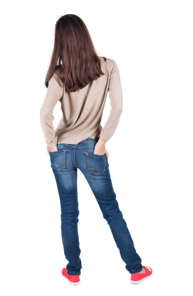 后視圖的常設(shè)年輕美麗的黑發(fā)女人