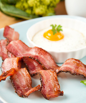 培根和鸡蛋的早餐图片