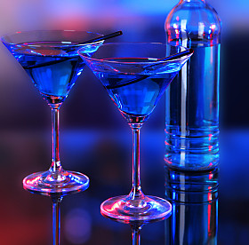 明亮的背景上的鸡尾酒的眼镜