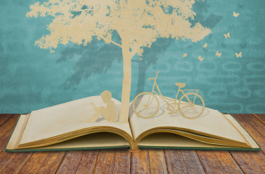 剪紙的孩子讀一本書下樹上老書