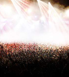 在音乐会上的人群照片