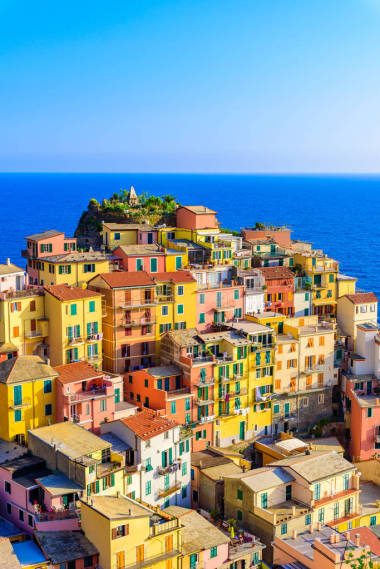 五颜六色的房子在马纳罗拉村在辛克特尔国家公园。意大利海岸的美丽景色。意大利利古里亚拉斯佩齐亚省的渔人村