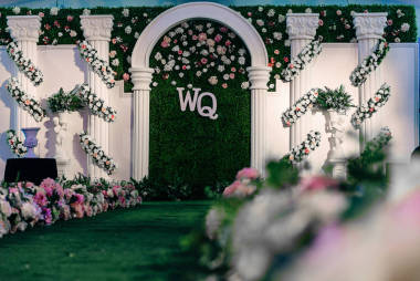 装饰精美的圣诞树，有鲜花和装饰品