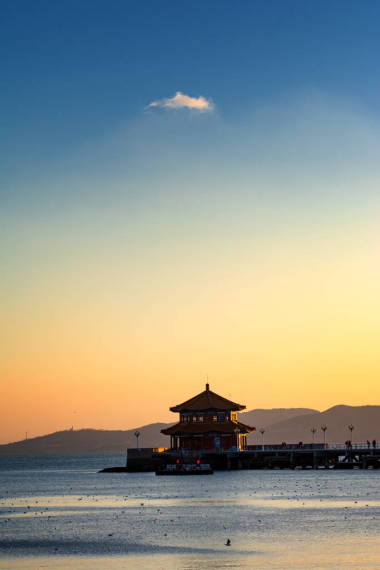 美丽的落日笼罩着大海图片