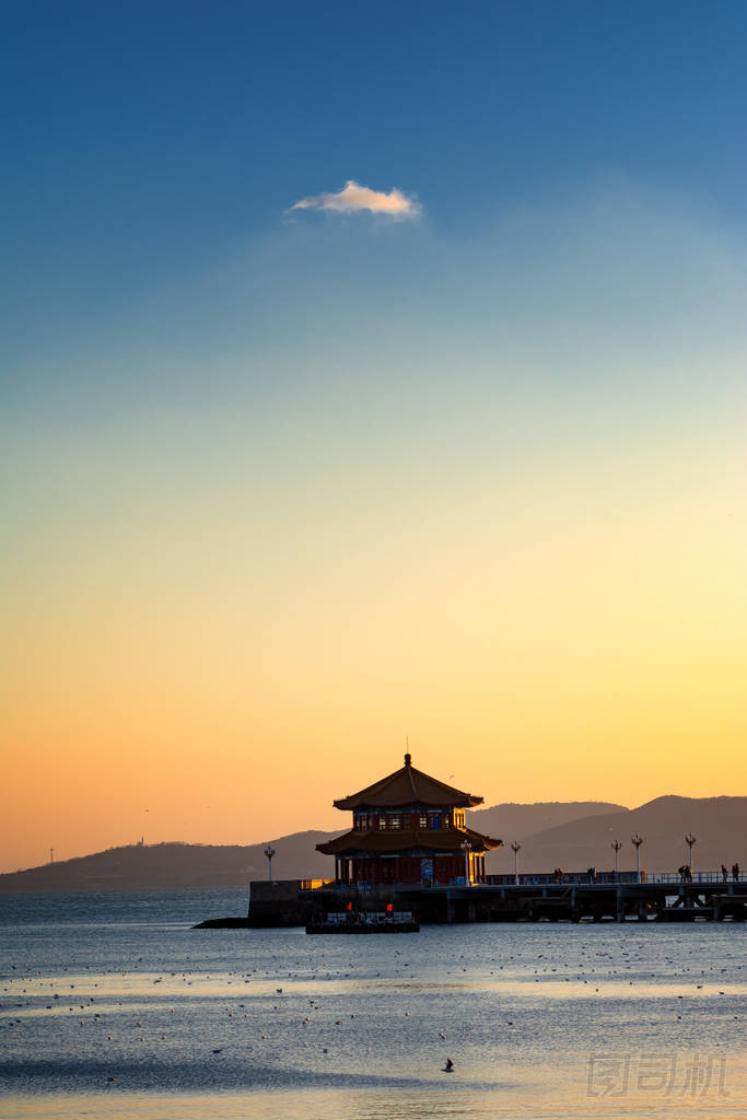 美麗的落日籠罩著大海圖片