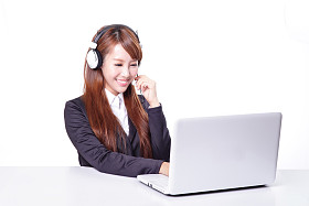 戴着耳机与微笑的商界女强人