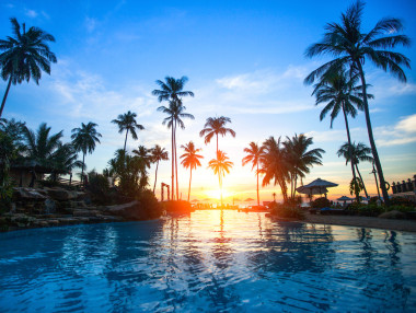 美麗的夕陽在熱帶的海灘度假村