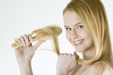 精梳的女人图片