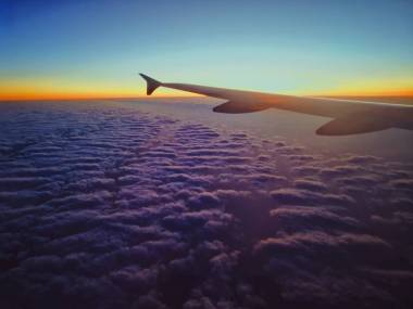 早上飛機機翼的航拍圖圖片