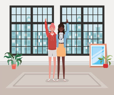 年轻的跨种族女孩夫妇在房子