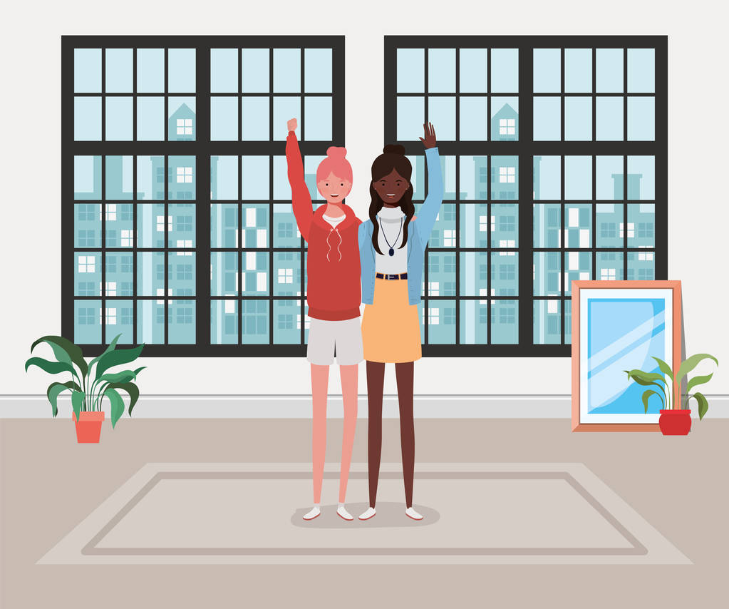 年轻的跨种族女孩夫妇在房子 年轻的跨种族女孩夫妇在房子