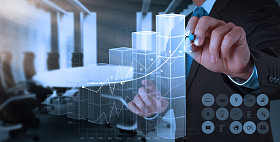 商人手绘制业务成功图表