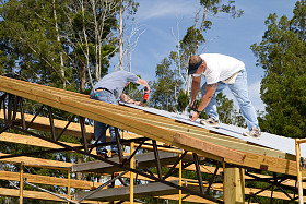 紧固盖屋顶的人照片