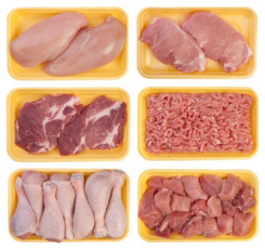 孤立在白色背景上的托盘上的肉