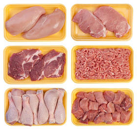 孤立在白色背景上的托盘上的肉