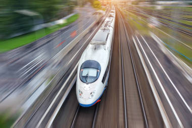 鐵路行駛高速快速列車旅客列車機車運動模糊效果在城市，頂鳥從上面