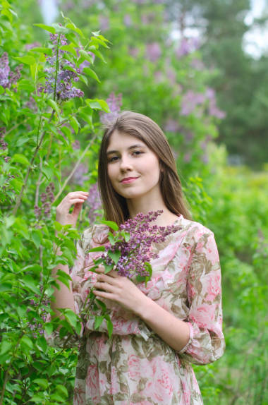 美麗的女孩在盛開的公園圖片